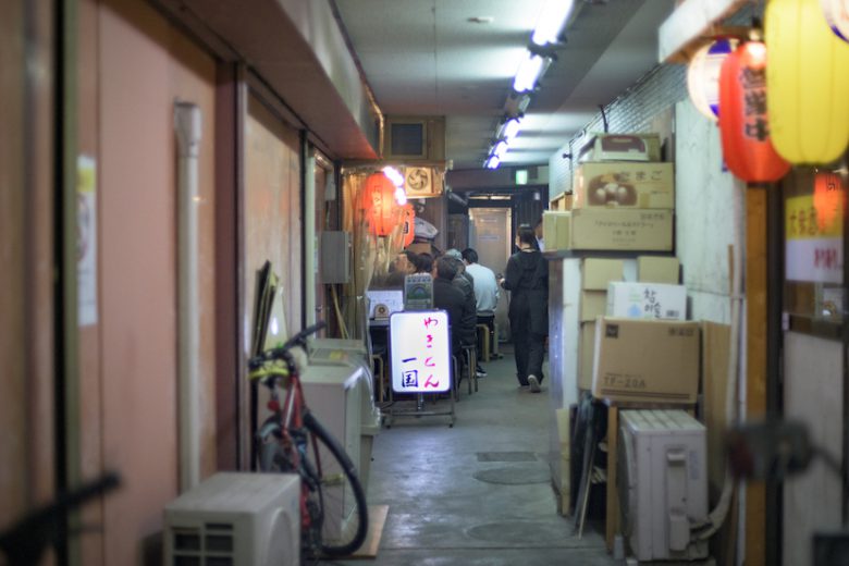 田無南口、雑居ビルの通路に潜む“秋元屋系”絶品もつ焼き店：「一国」