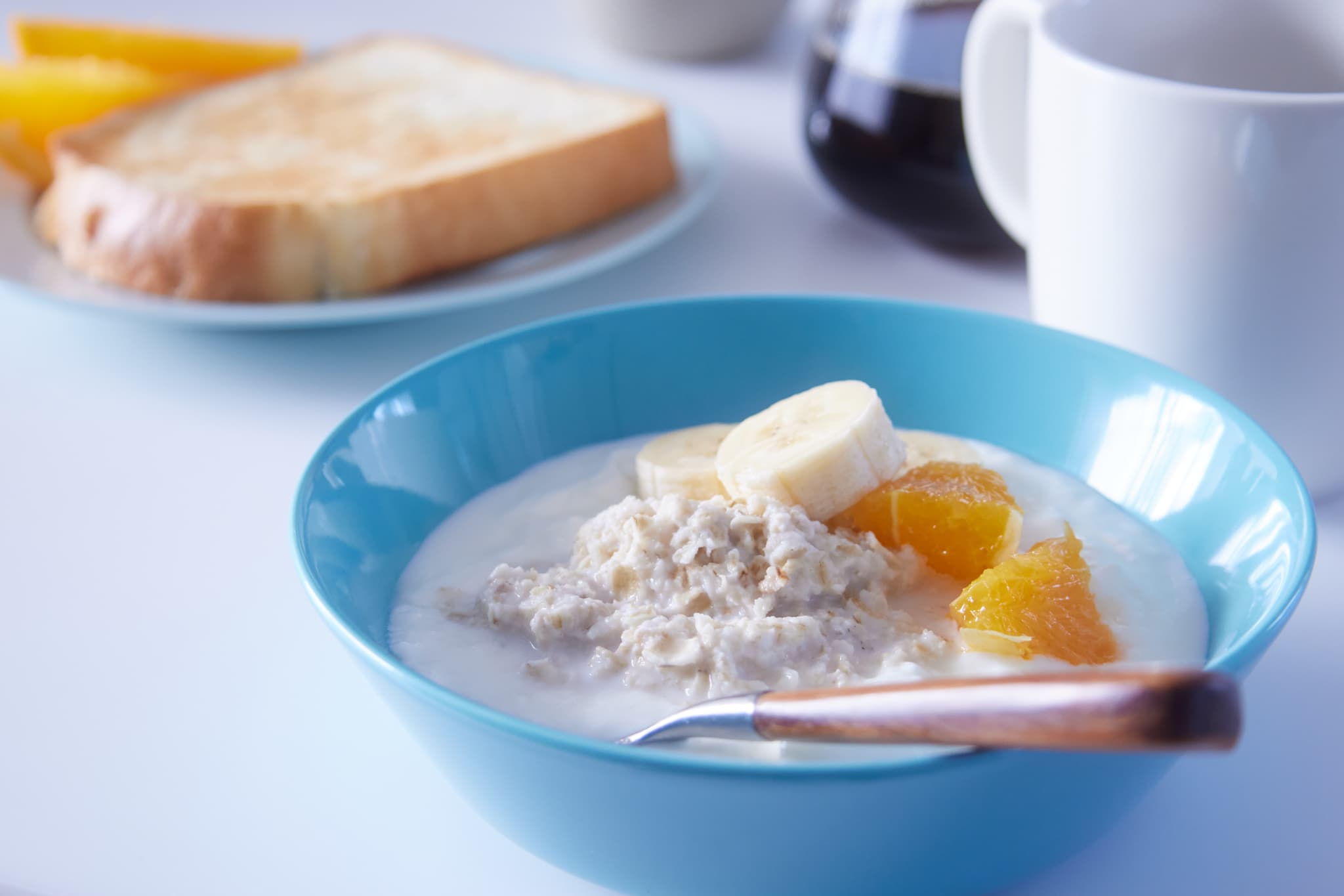 オートミールとトーストの朝食