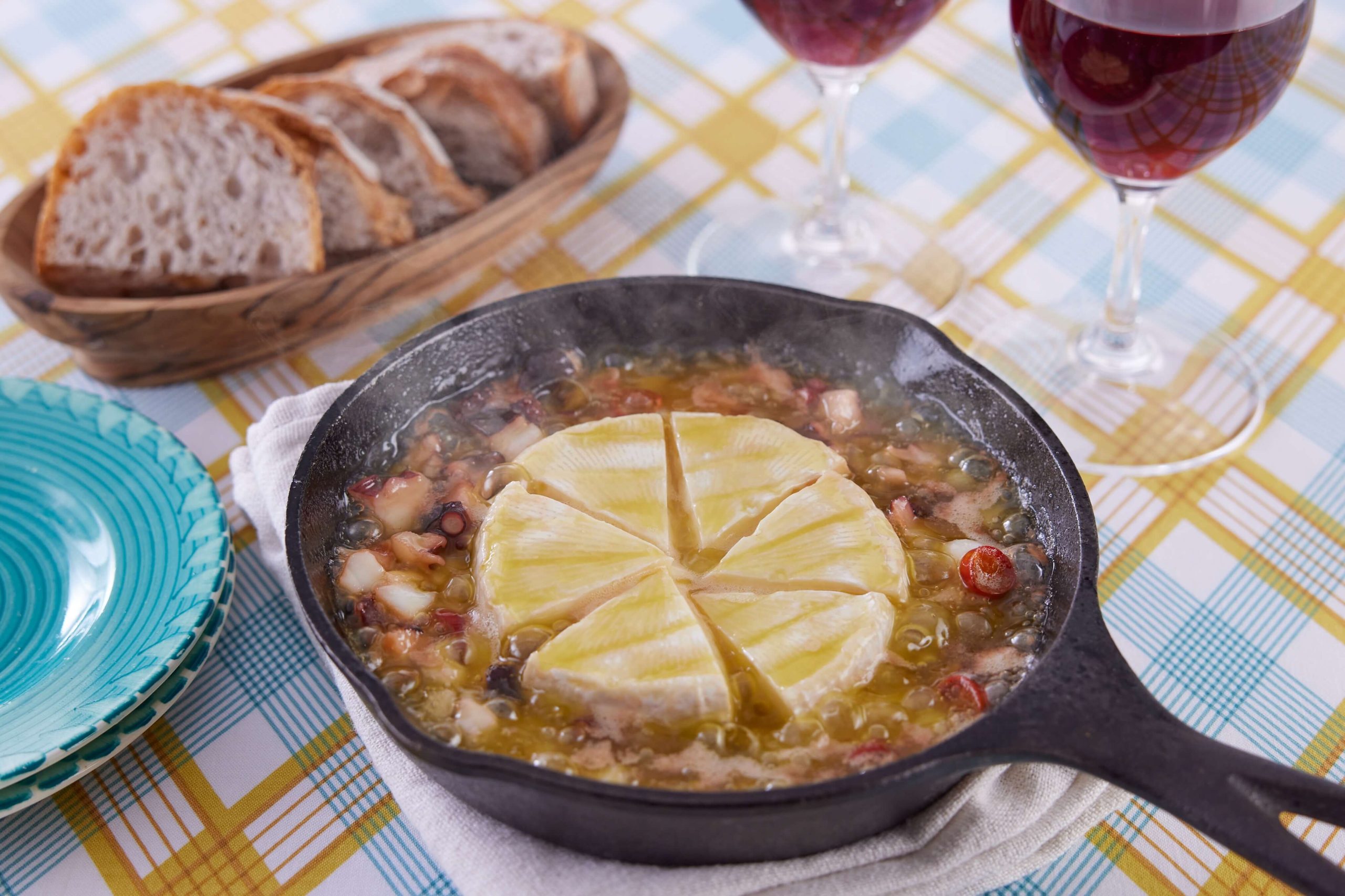 たことカマンベールのアヒージョ