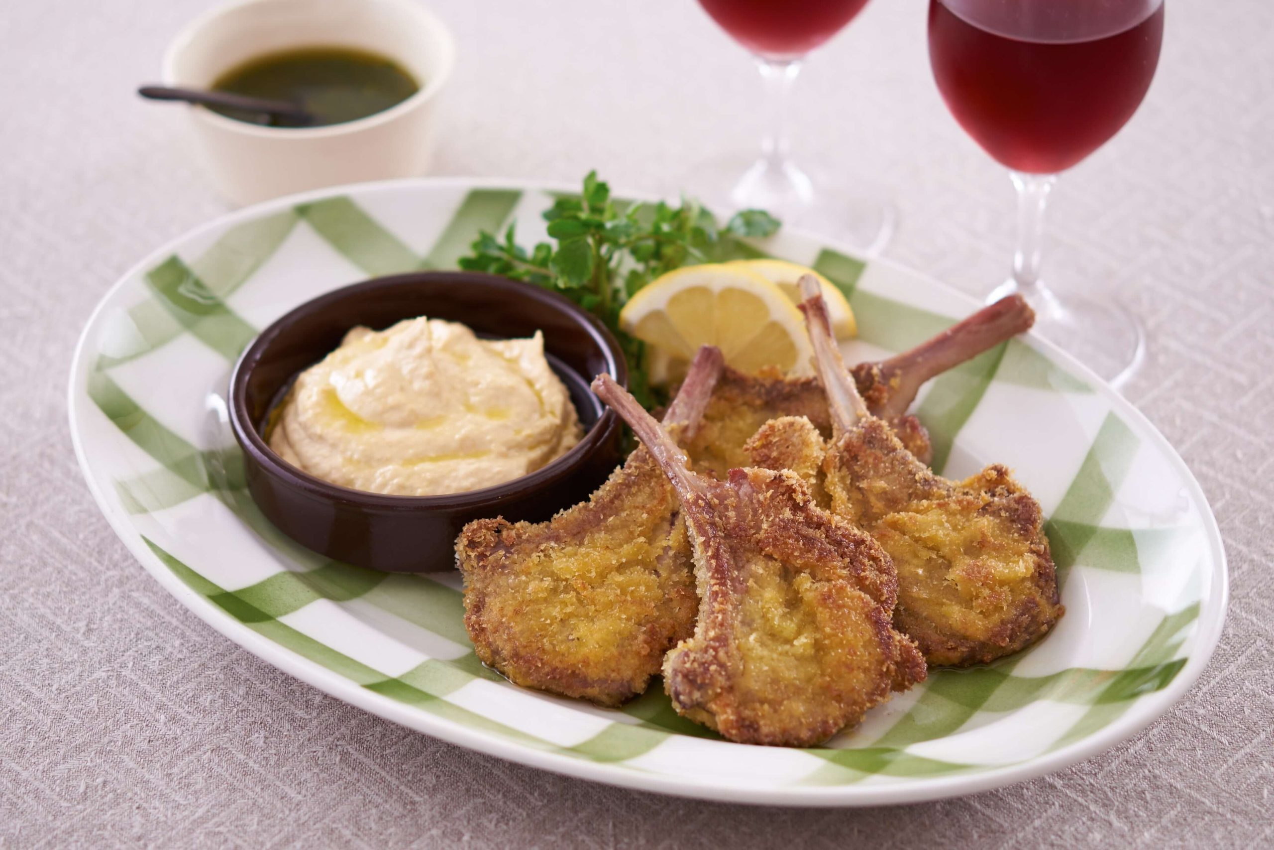 ラムチョップのカツレツ　パセリソース