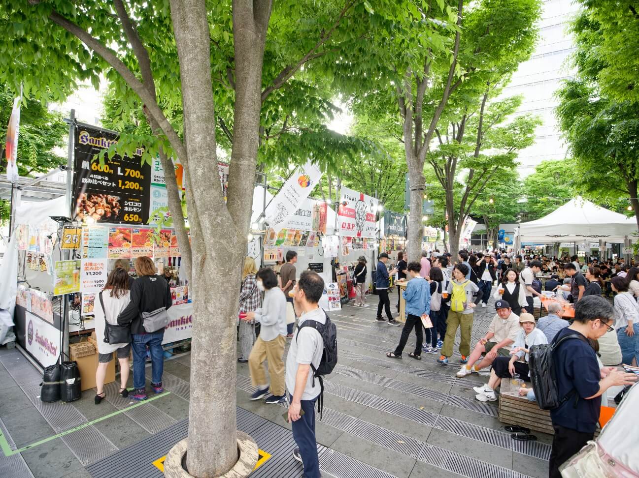 屋外, 人, 民衆, ウォーキング が含まれている画像自動的に生成された説明