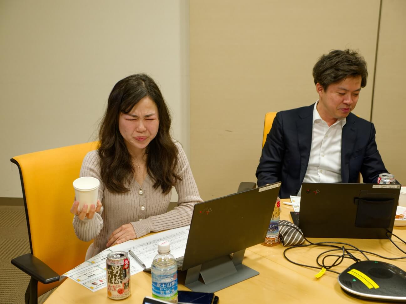 ノートパソコン, 人, テーブル, 座る が含まれている画像自動的に生成された説明