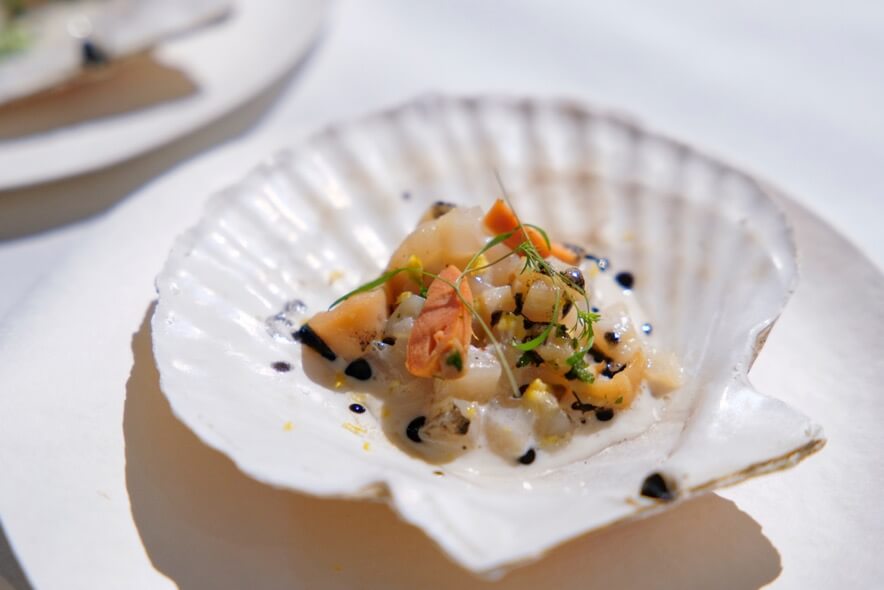 ホタテのたたき コリアンダークリームと藁焼きオイル