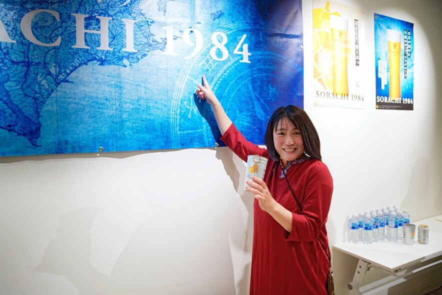 カーテンの前に立っている女性