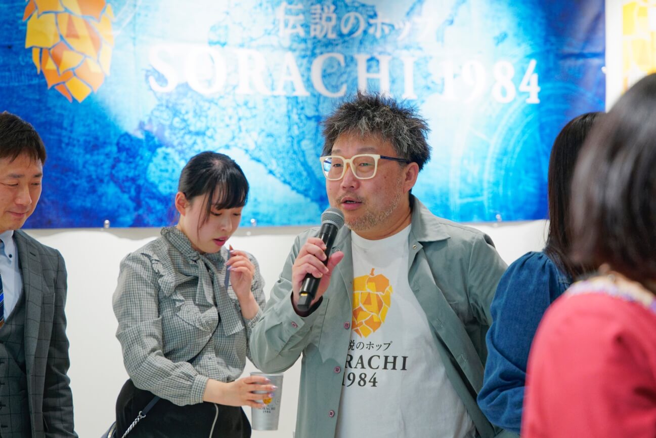 ポーズをとる男性たち