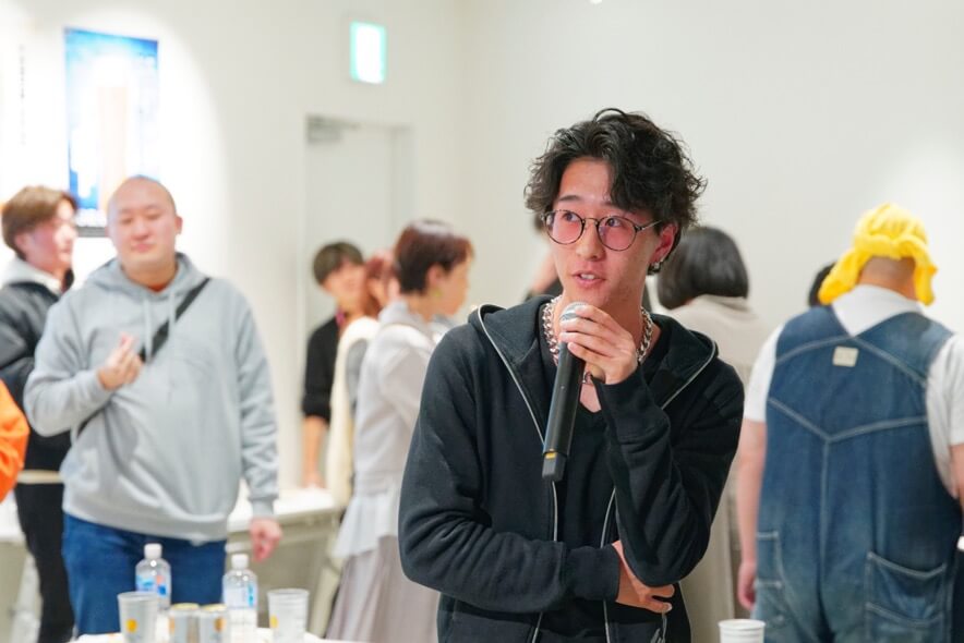 人, 屋内, 立つ, 男