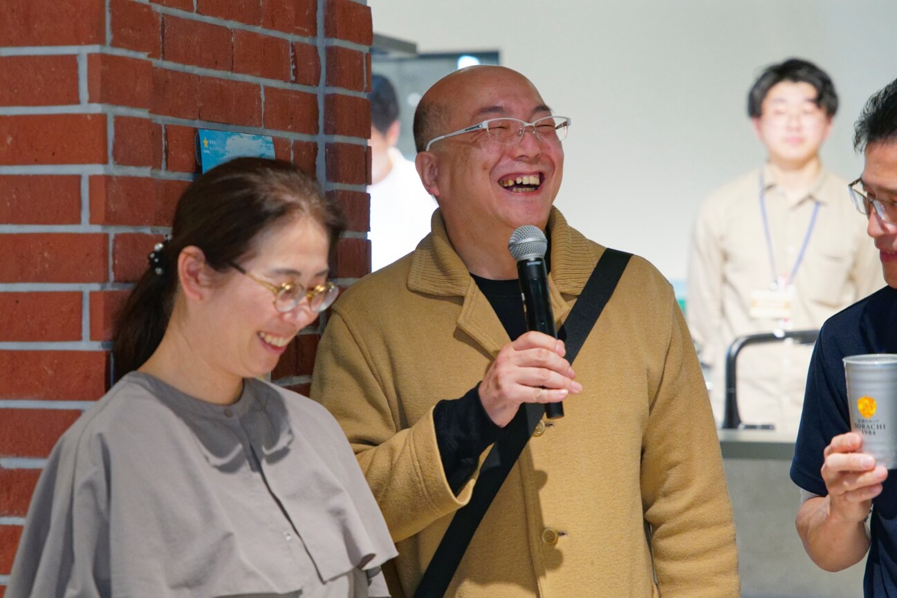 ワインを飲んでいる男性たち