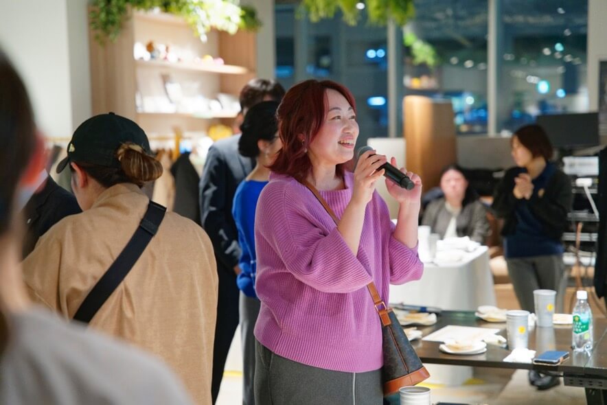 テーブルの周りにいる人たち