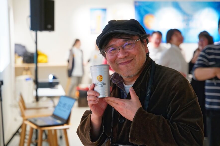 テーブルに座っている男性