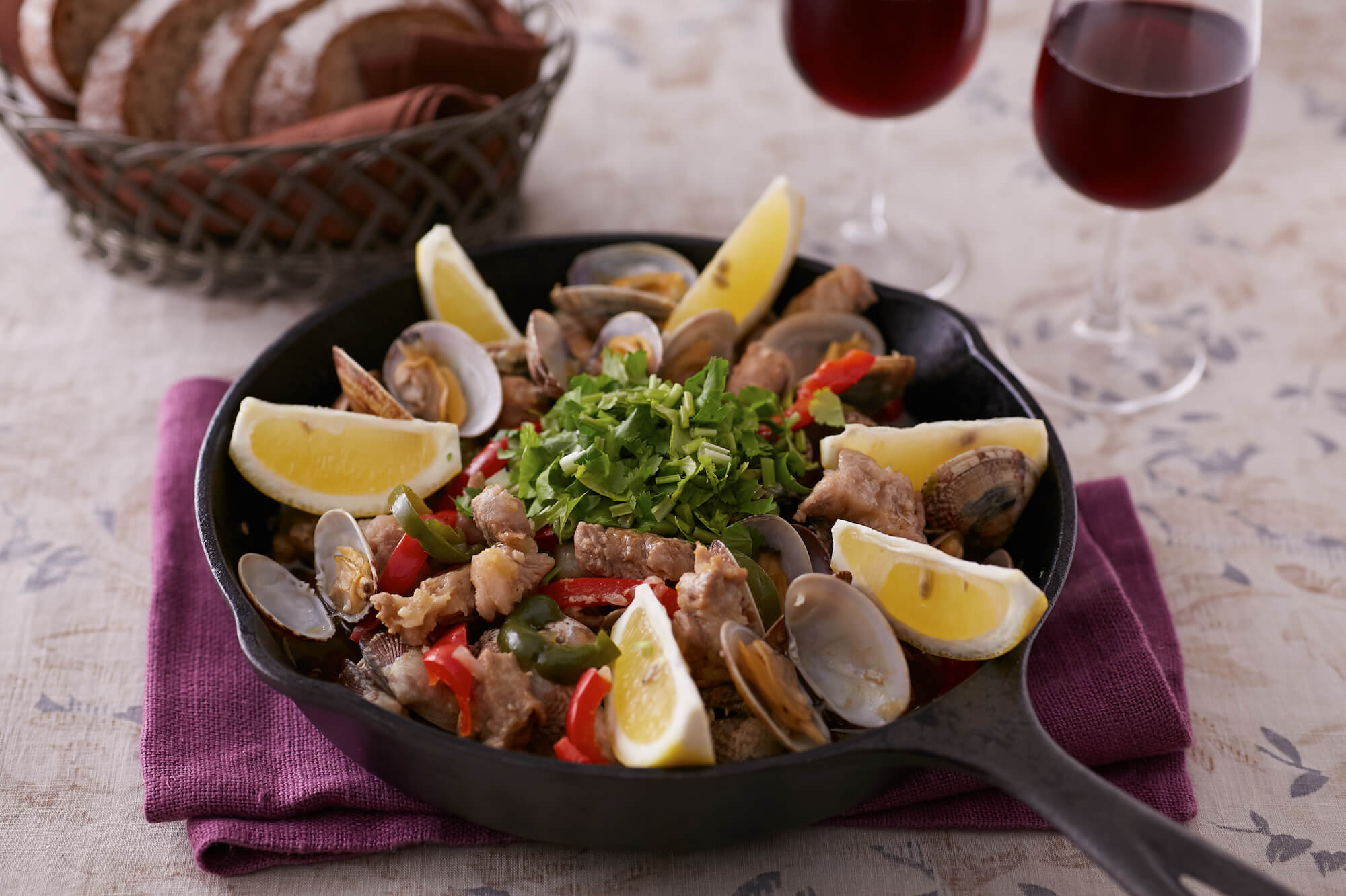 豚肉とあさりの蒸し焼き