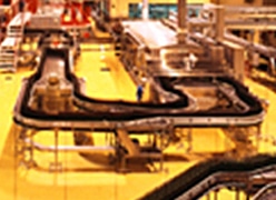 工場のびん詰めのライン