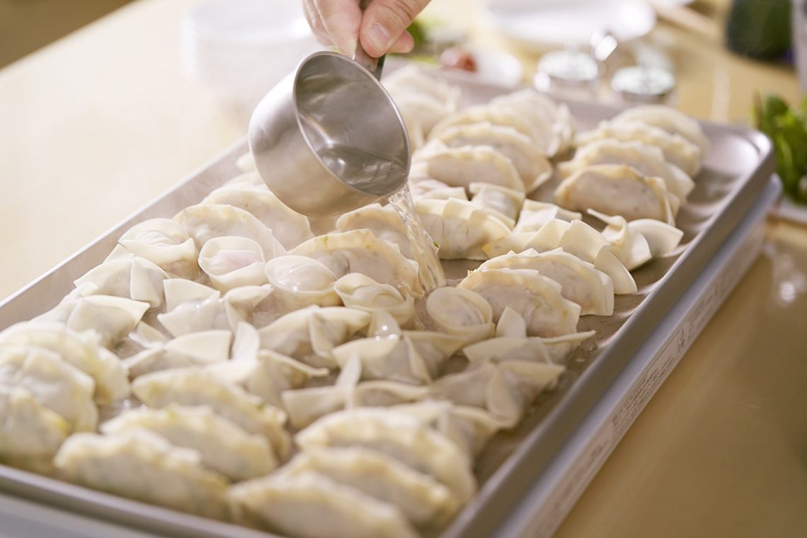 アルモンデ餃子を焼く