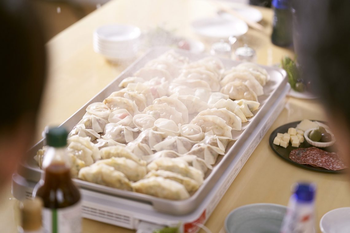 アルモンデ餃子を焼く