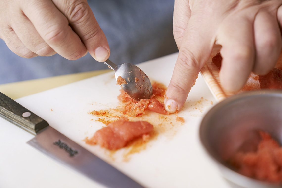 アルモンデ餃子 明太子をほぐす