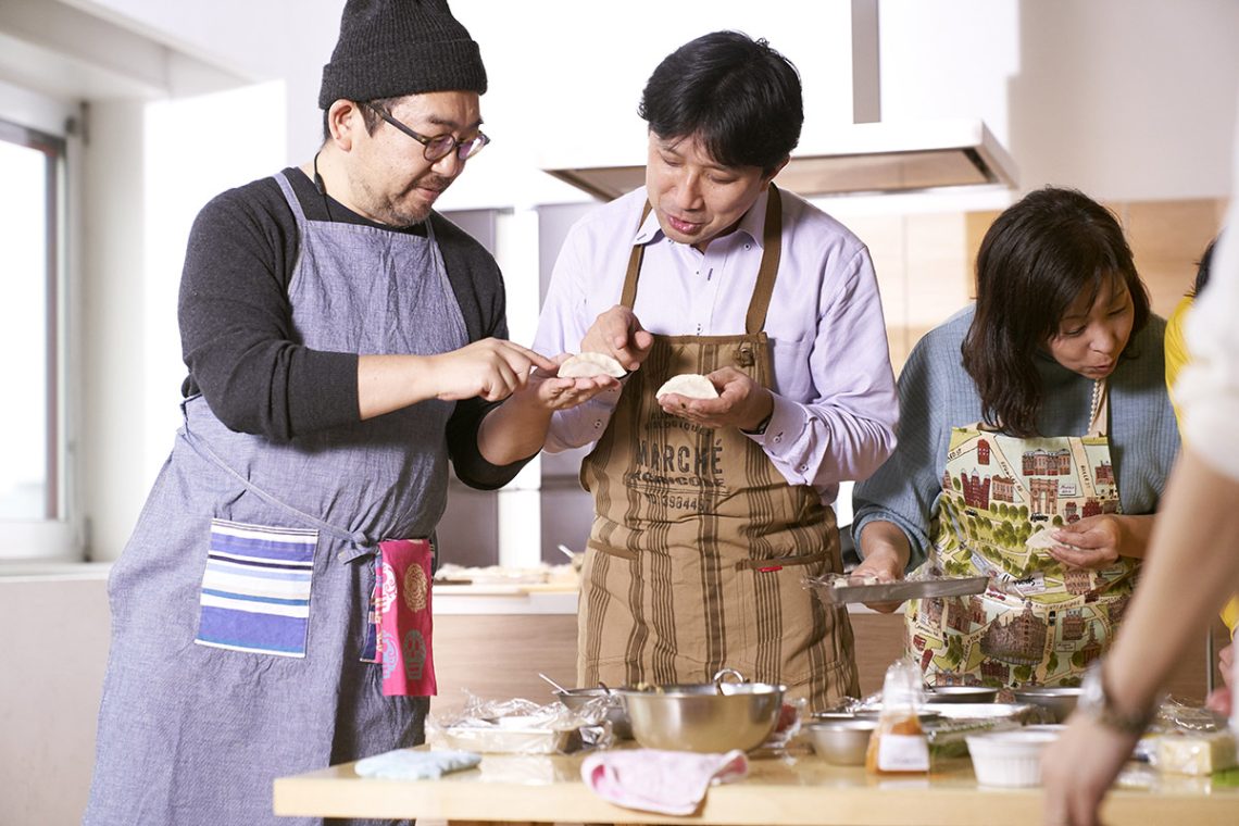 アルモンデ餃子を包む