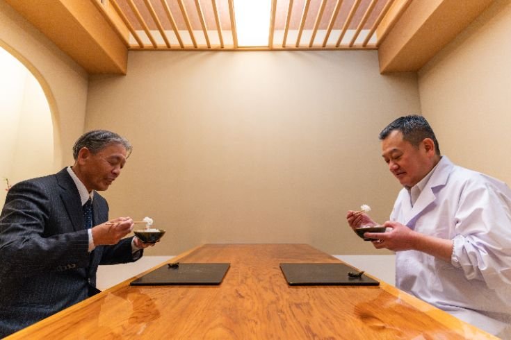 菊地氏と奥田氏が食べているところ